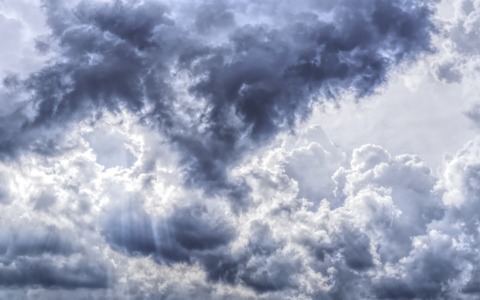 Cielo grigio e calo delle temperature nel weekend a Vercelli e nella Bassa