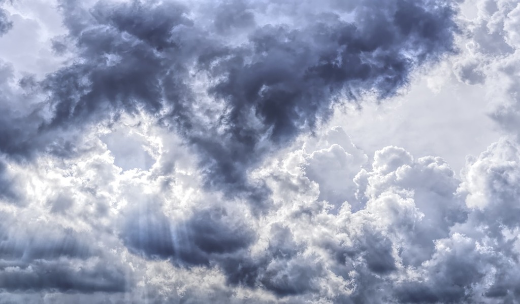 Cielo grigio e calo delle temperature nel weekend a Vercelli e nella Bassa