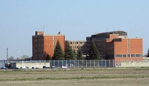 Detenuto minaccia di gettarsi dal tetto: 11 ore di trattativa al Carcere di Vercelli