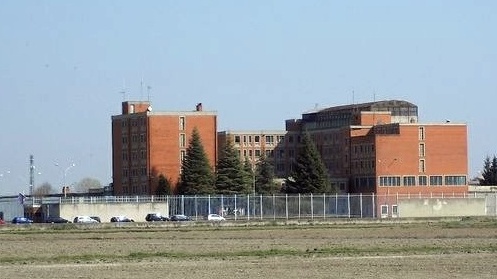 Detenuto minaccia di gettarsi dal tetto: 11 ore di trattativa al Carcere di Vercelli