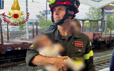 Guasto tecnico blocca treno vicino a Vercelli: i Vigili del Fuoco in azione