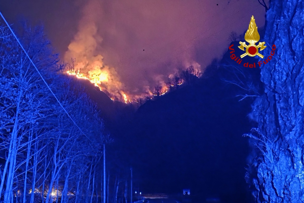 Incendio a Cravagliana: quattro elicotteri in azione nella Val Mastallone