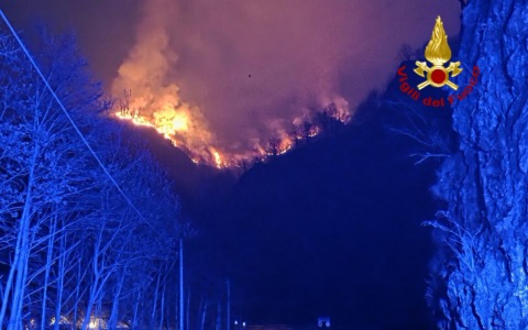 Incendio a Cravagliana: quattro elicotteri in azione nella Val Mastallone