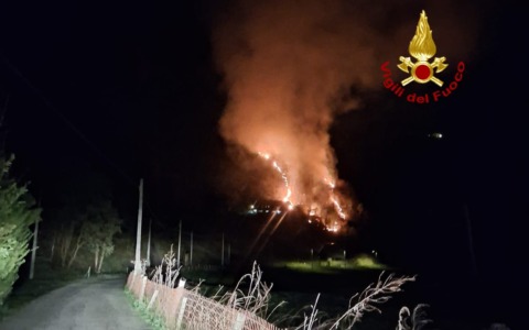 Incendio boschivo a Quarona minaccia abitazioni: intervento dei Vigili del Fuoco