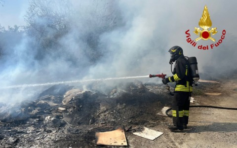 Incendio di masserizie a Motta dei Conti: intervento tempestivo dei Vigili del Fuoco