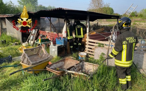 Incendio di masserizie a Trino: intervento tempestivo dei Vigili del Fuoco