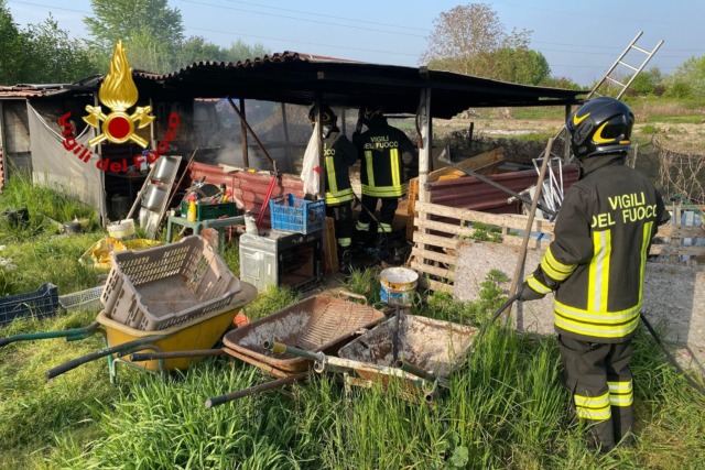 Incendio di masserizie a Trino: intervento tempestivo dei Vigili del Fuoco