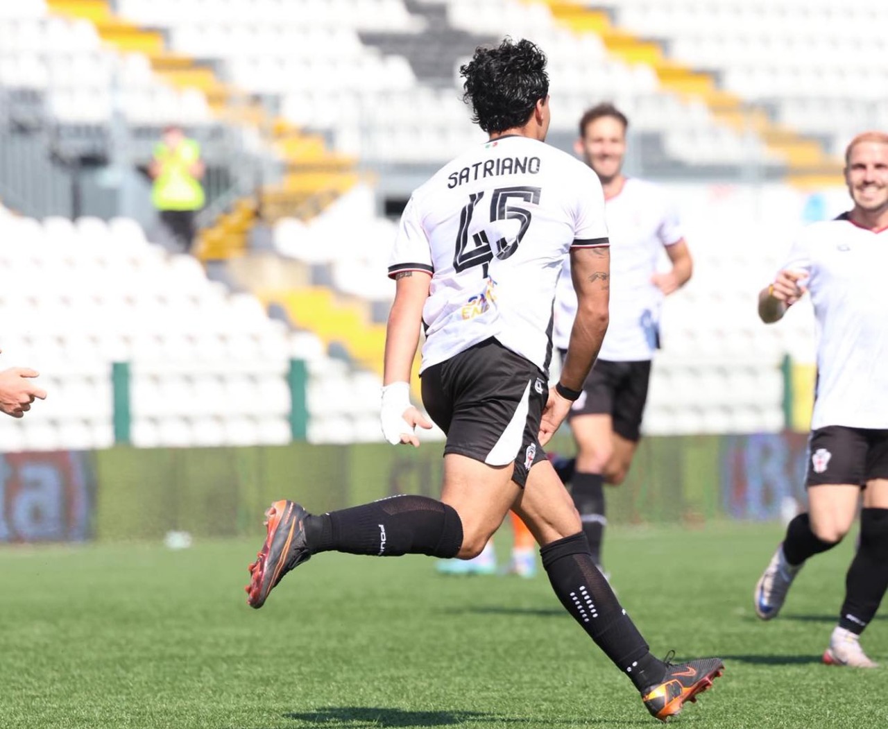 Pro Vercelli batte Ospitaletto 1-0: pagelle, Satriano e Akpa Akpro brillano