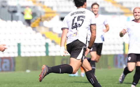 Pro Vercelli batte Ospitaletto 1-0: pagelle, Satriano e Akpa Akpro brillano