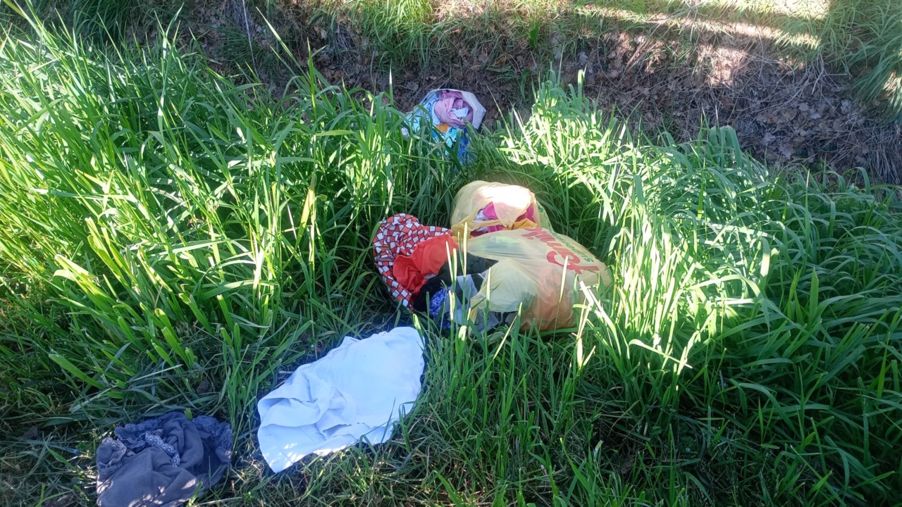 Rifiuti abbandonati nel canale di corso Salamano