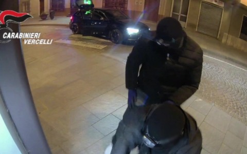 Smantellata una banda specializzata in assalti ai bancomat: sette arresti