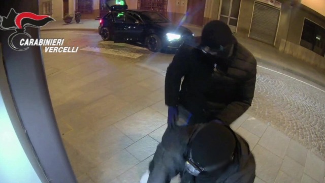 Smantellata una banda specializzata in assalti ai bancomat: sette arresti