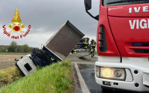 Tragico incidente sulla SP03 tra Santhià e Carisio: report dei Vigili del Fuoco