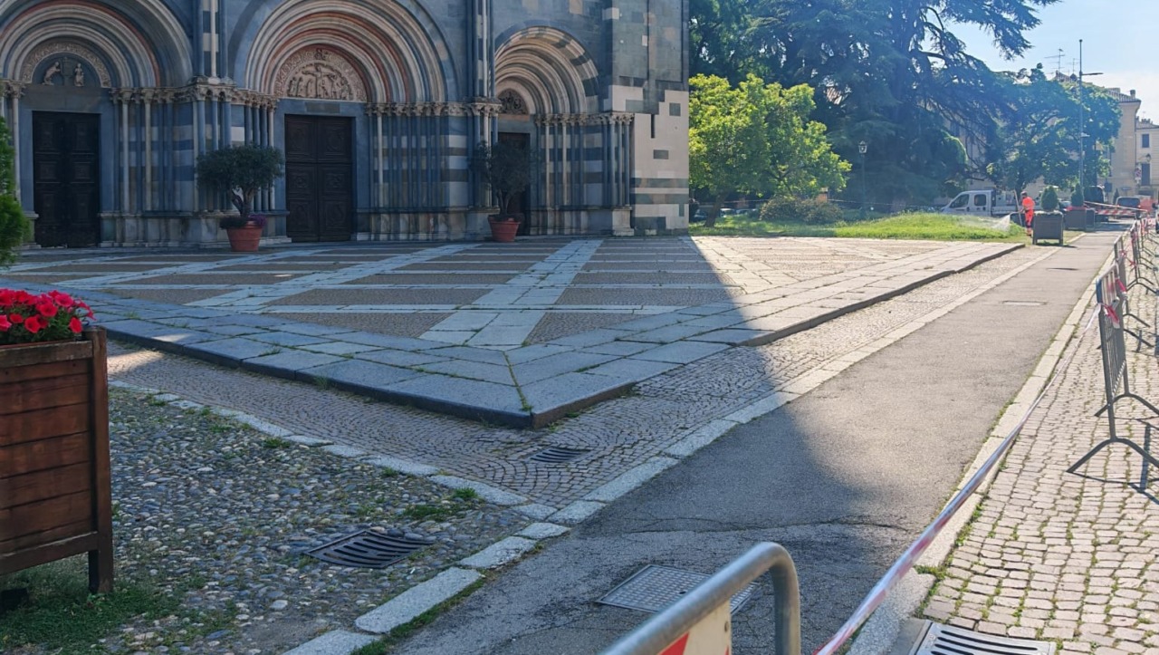 Caduta di calcinacci dalla facciata della basilica di Sant’Andrea: in arrivo droni per le verifiche