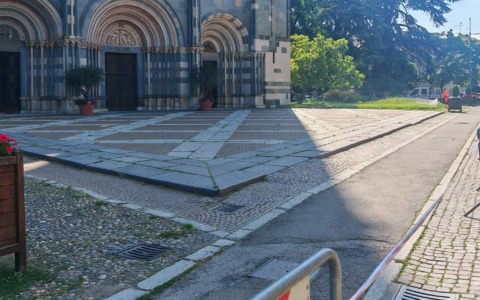 Caduta di calcinacci dalla facciata della basilica di Sant’Andrea: in arrivo droni per le verifiche