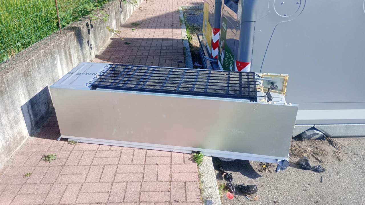 Cassonetti domenicali a Vercelli: rifiuti ovunque
