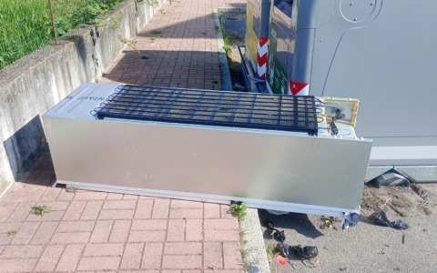 Cassonetti domenicali a Vercelli: rifiuti ovunque