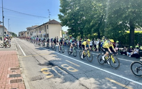 Giro d’Italia 2026: il gruppo di testa entra a Vercelli