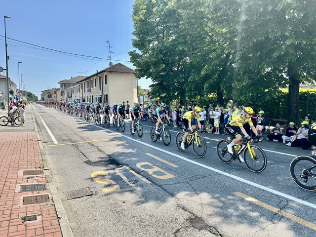 Giro d’Italia 2026: il gruppo di testa entra a Vercelli