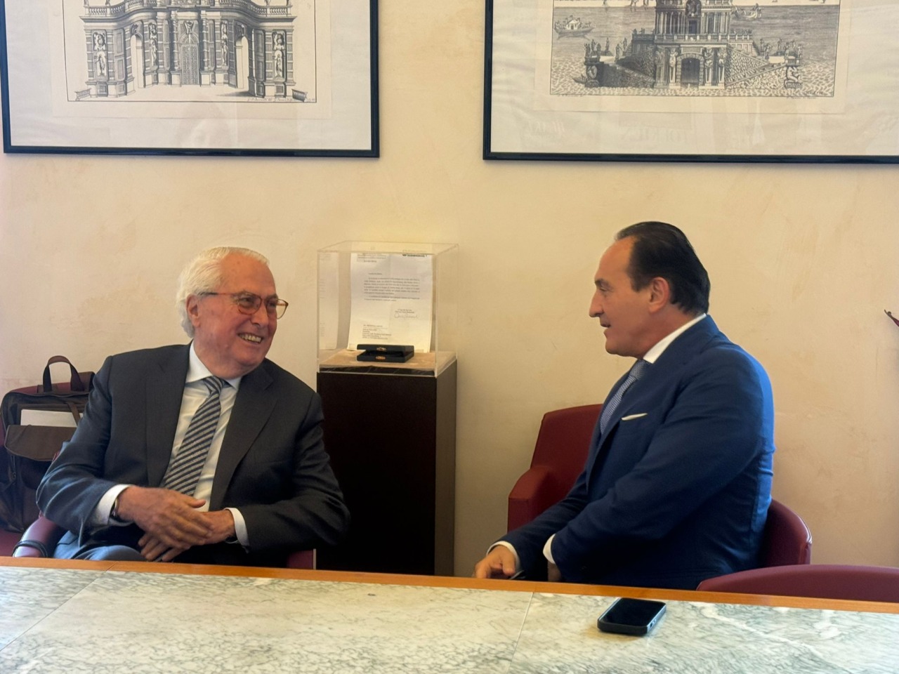 Il sindaco Roberto Scheda dialoga con il presidente della Regione Alberto Cirio alla Reggia di Venaria