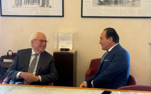 Il sindaco Roberto Scheda dialoga con il presidente della Regione Alberto Cirio alla Reggia di Venaria