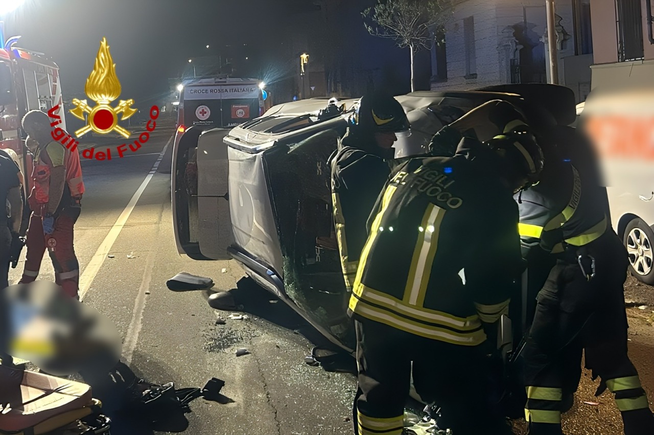 Incidente stradale in Corso De Gregori: auto ribaltata