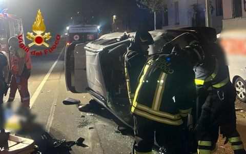 Incidente stradale in Corso De Gregori: auto ribaltata