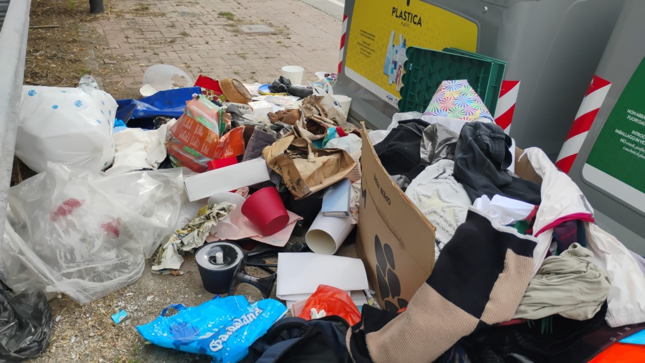 Maxi discarica di rifiuti in via Trento: possibili indizi sui colpevoli