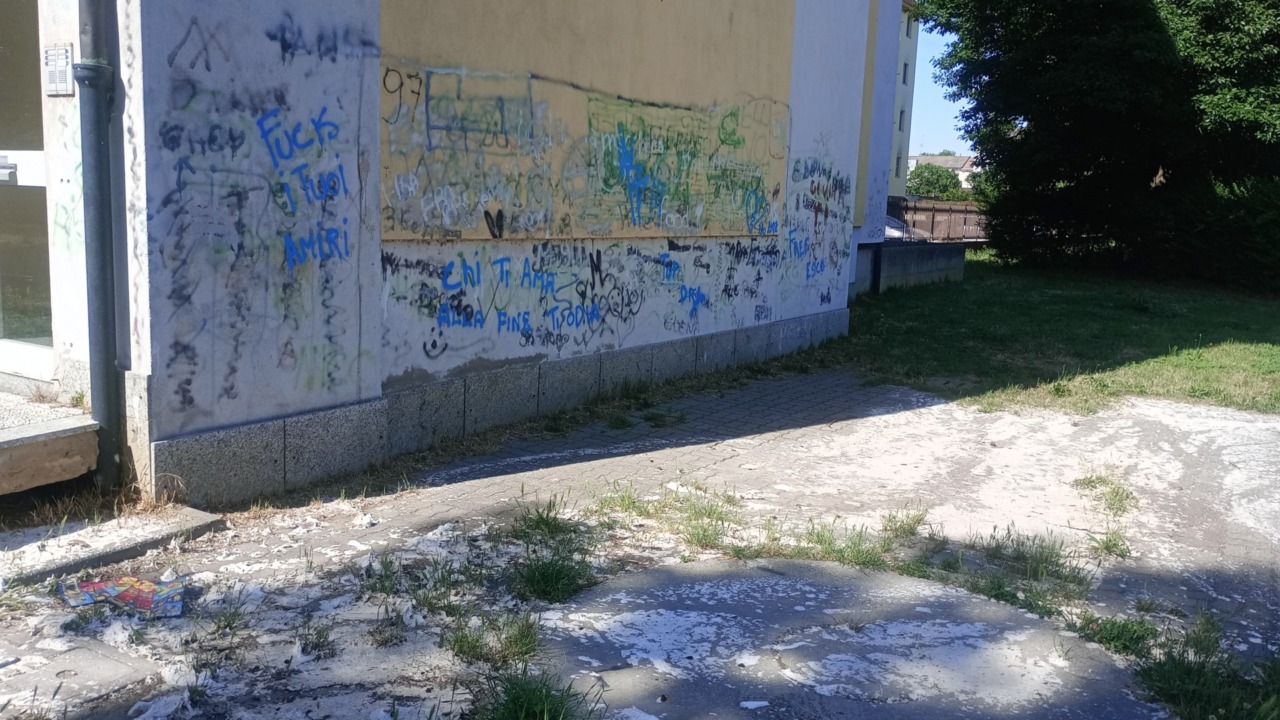 Tracimazione fognaria ai Cappuccini: un fango bianco invade l’area giochi