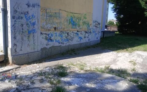 Tracimazione fognaria ai Cappuccini: un fango bianco invade l’area giochi