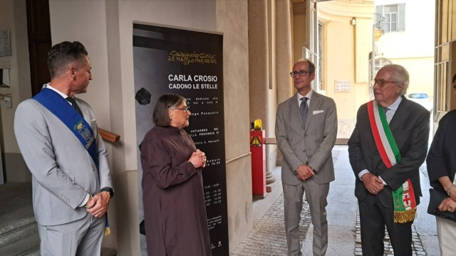 Cadono le stelle: l’installazione di Carla Crosio per riflettere sulle guerre