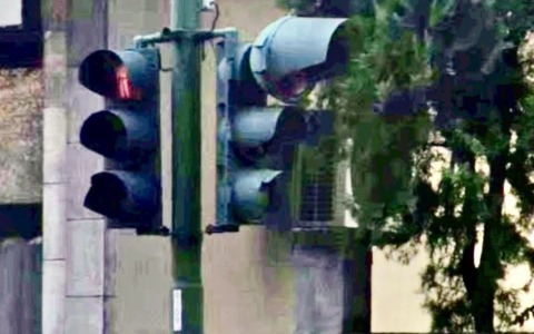 Incidente stradale danneggia centralina: semaforo spento tra corso Italia e corso Marconi