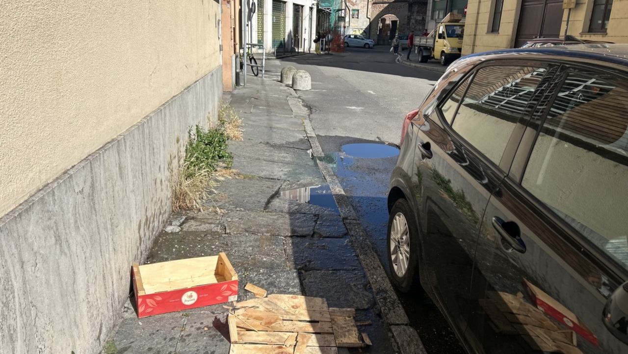 Via Quintino Sella, emergono ulteriori criticità: marciapiede danneggiato e problemi di viabilità