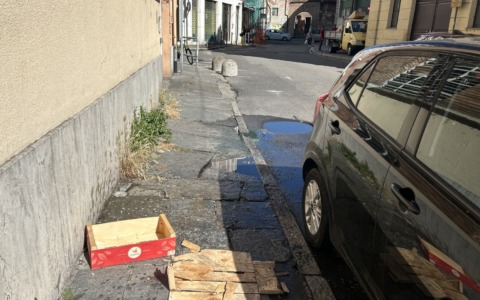 Via Quintino Sella, emergono ulteriori criticità: marciapiede danneggiato e problemi di viabilità