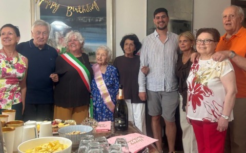 A Santhià, il centenario di Gemma celebrato dal sindaco Angela Ariotti e dal vice Mattia Beccaro