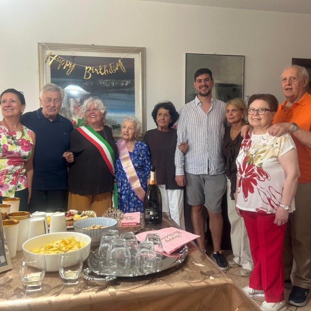 A Santhià, il centenario di Gemma celebrato dal sindaco Angela Ariotti e dal vice Mattia Beccaro