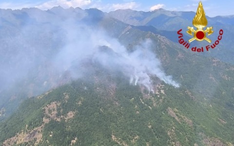 Incendi nella Val Mastallone: Vigili del Fuoco in azione con i Canadair