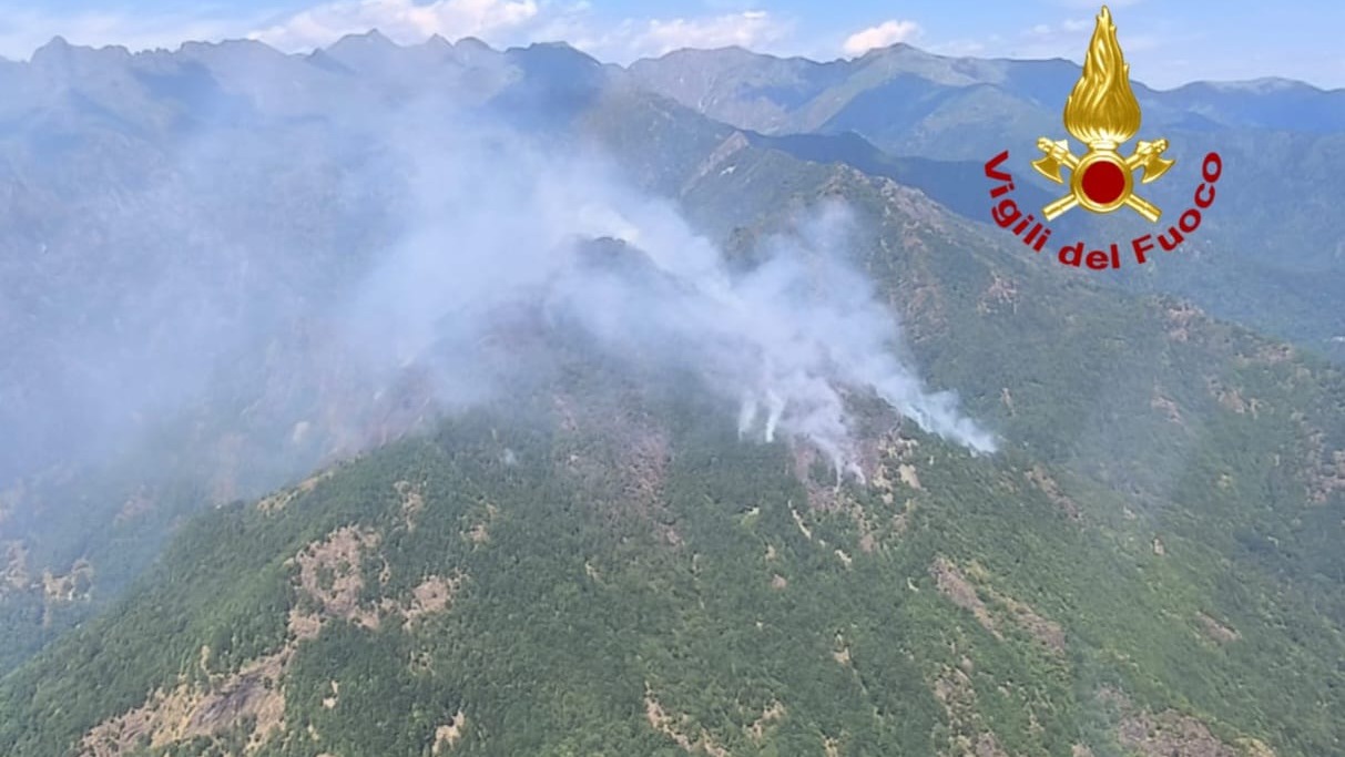 Incendi nella Val Mastallone: Vigili del Fuoco in azione con i Canadair