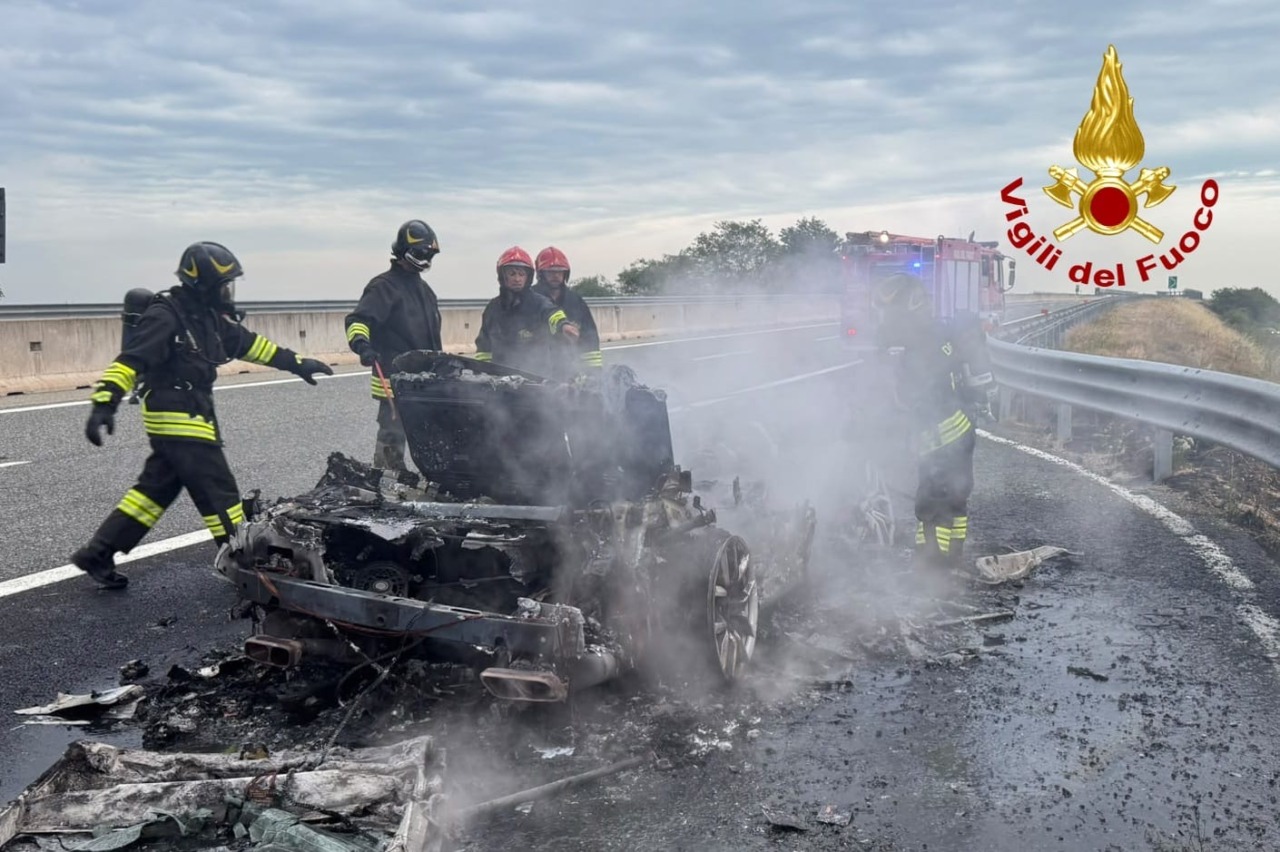 Incendio di un’auto sull’A26: intervento dei Vigili del Fuoco