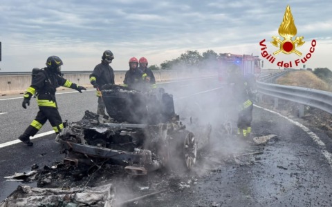 Incendio di un’auto sull’A26: intervento dei Vigili del Fuoco
