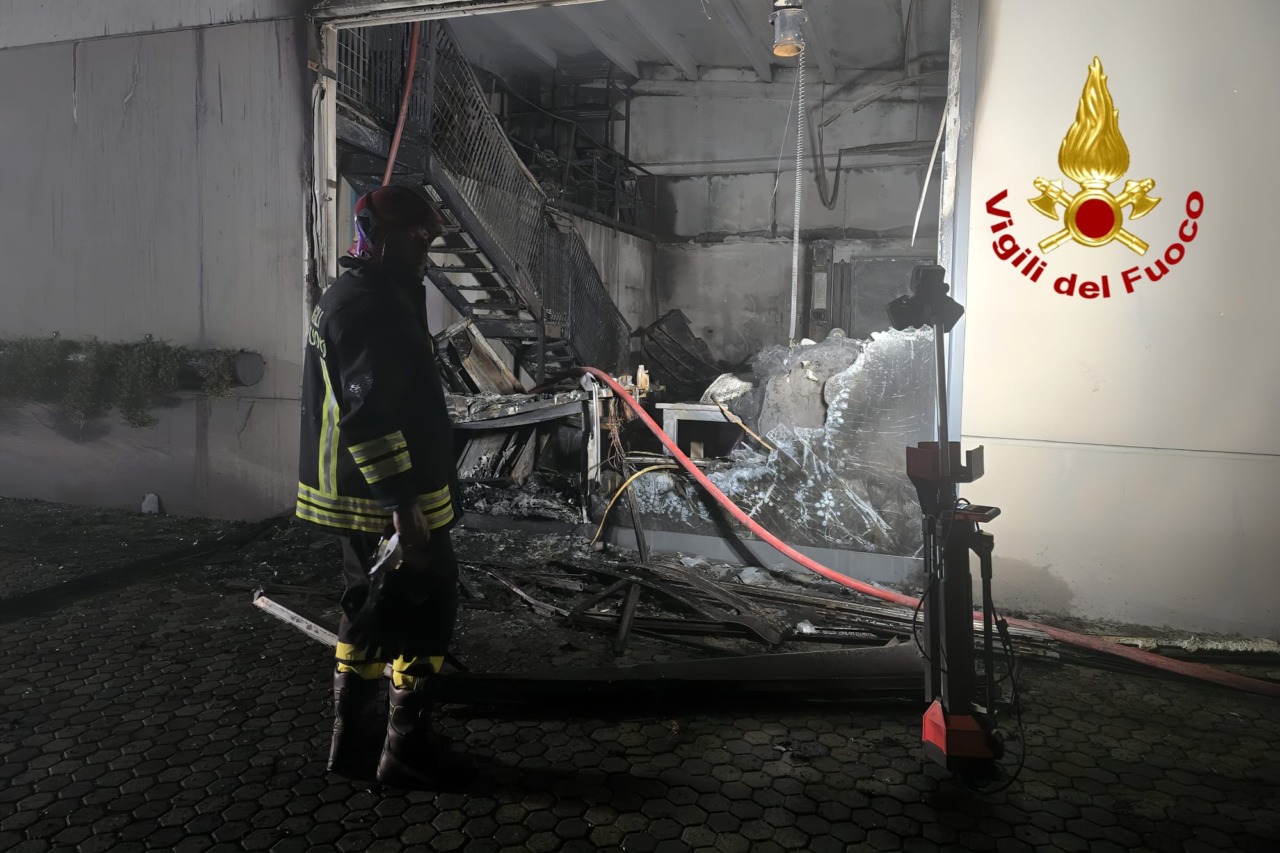 Intervento dei Vigili del Fuoco a Roppolo: incendio in capannone spento