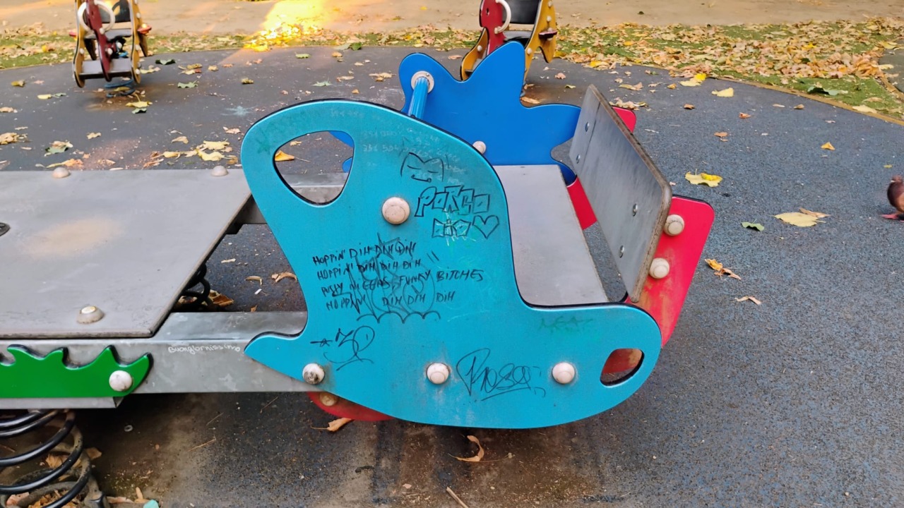 Piazza Mazzini: Parco inclusivo di Biud 10 deturpato da graffiti