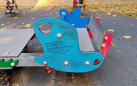 Piazza Mazzini: Parco inclusivo di Biud 10 deturpato da graffiti