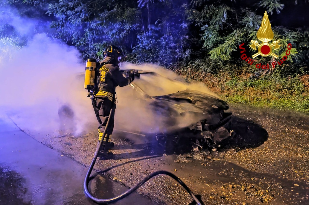 Un’auto a GPL in fiamme a Borgosesia: intervento dei Vigili del Fuoco
