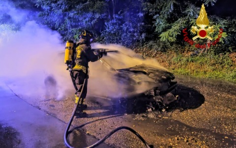 Un’auto a GPL in fiamme a Borgosesia: intervento dei Vigili del Fuoco