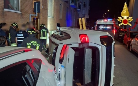 Vettura si ribalta in via Vicenza: intervento dei Vigili del Fuoco