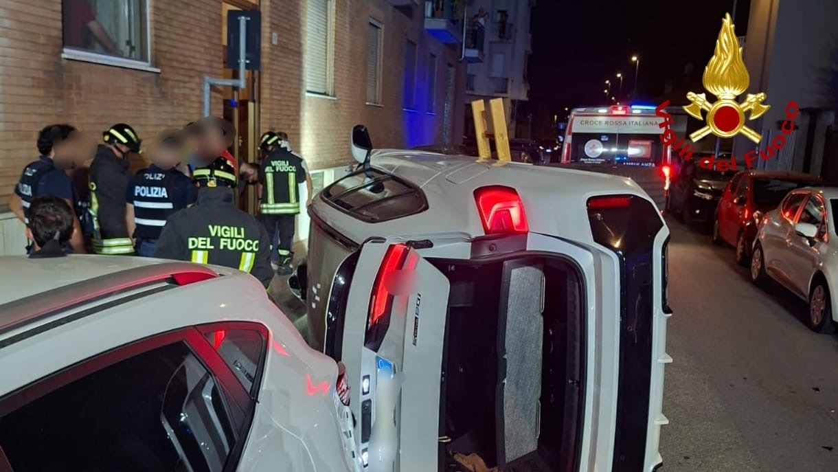Vettura si ribalta in via Vicenza: intervento dei Vigili del Fuoco