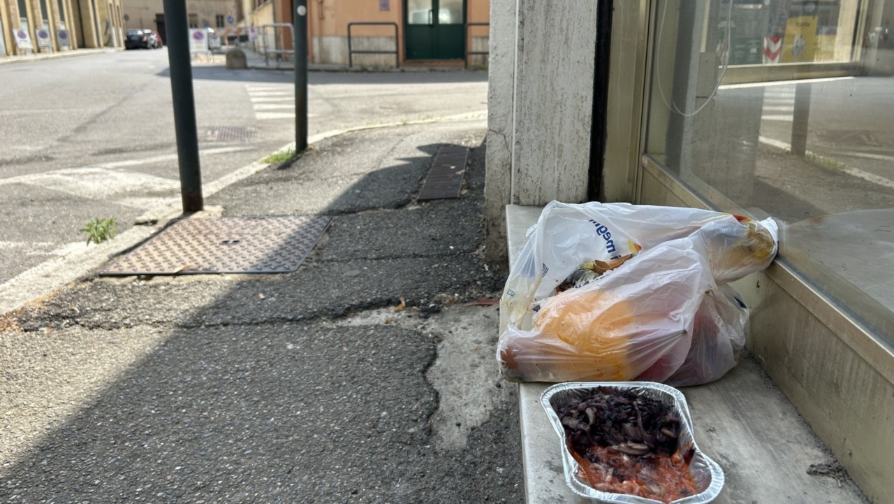 Via Quintino Sella, la situazione peggiora: “Bivaccano e abbandonano cibo in decomposizione”