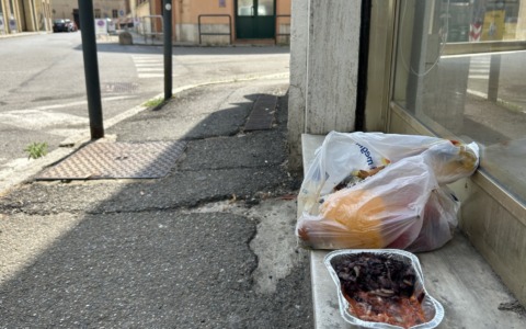Via Quintino Sella, la situazione peggiora: “Bivaccano e abbandonano cibo in decomposizione”