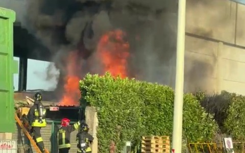 Fiamme avvolgono un capannone vicino al Carrefour